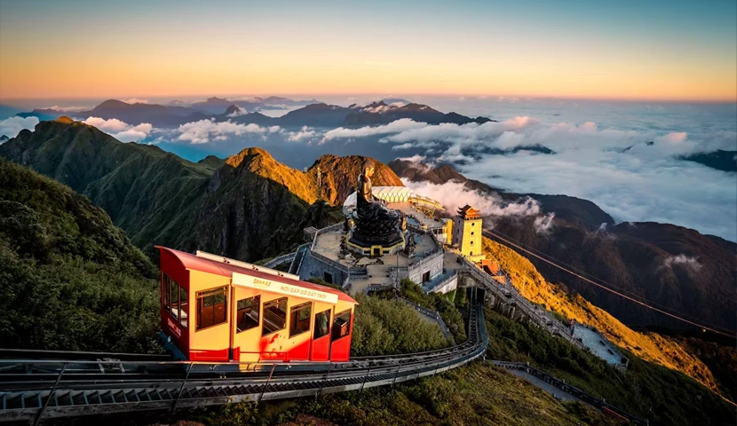 Il treno di montagna di Sapa raggiunge la vetta del Fansipan