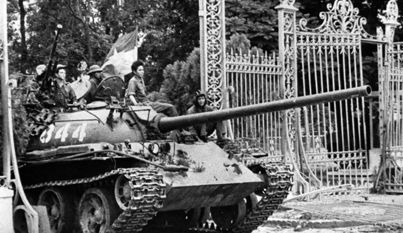 Tanques avançando em direção ao Palácio da Independência
