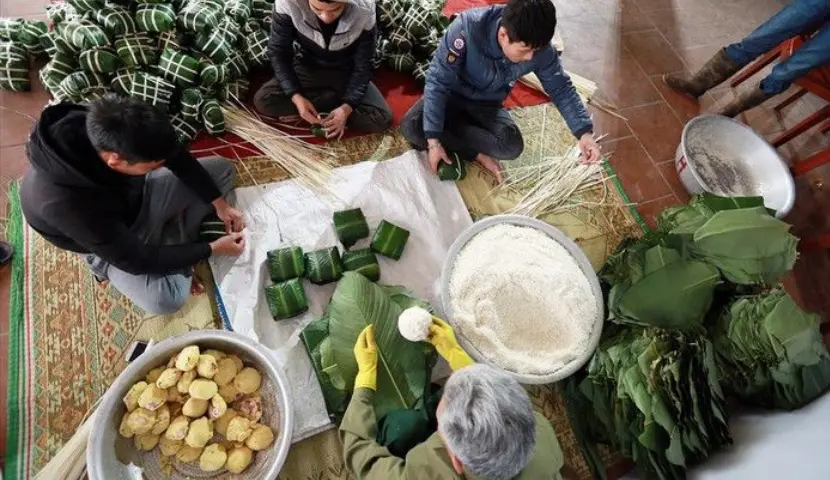 Gathering making banh chung, banh tet