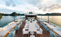 Restaurant outside - La Sen Of The Bay