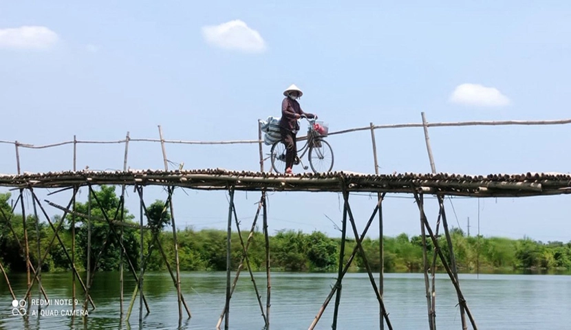 Biciclette che attraversano il ponte